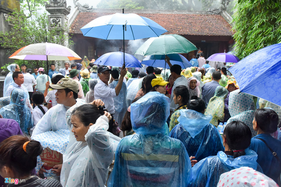 Hàng chục nghìn người đội mưa về dự lễ Giỗ Tổ Hùng Vương